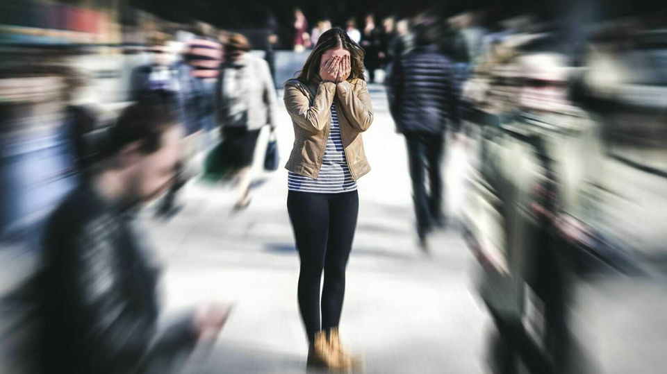 Angststörungen Frau in Menschenmasse