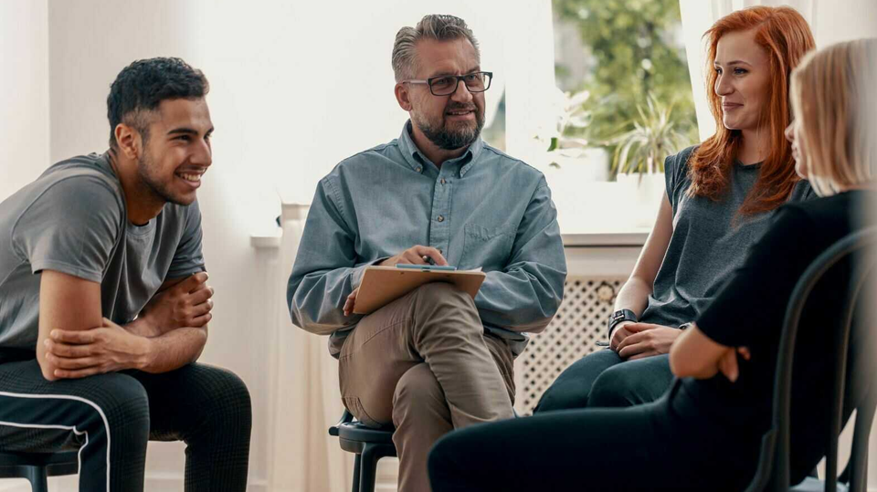 Regelmäßige Gruppensitzungen und eine individuelle Therapieplanung mit anerkannten Methoden | Privatklinik Friedenweiler für Psychotherapie, Psychiatrie und Psychosomatik im Hochschwarzwald